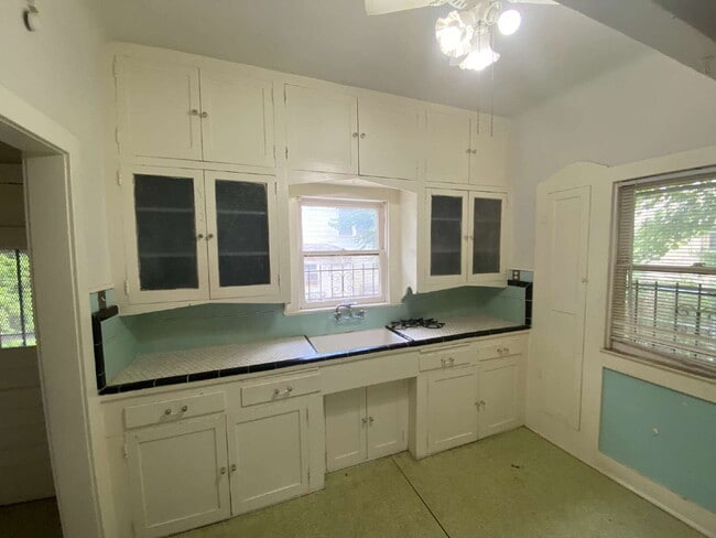 Building Photo - 247 E Lullwood Ave