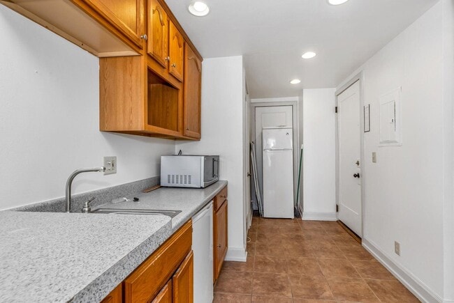 Building Photo - 1028 E Juneau Ave