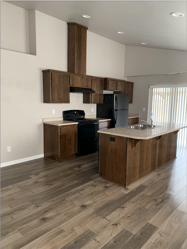 Kitchen - 1681 Grand Ave