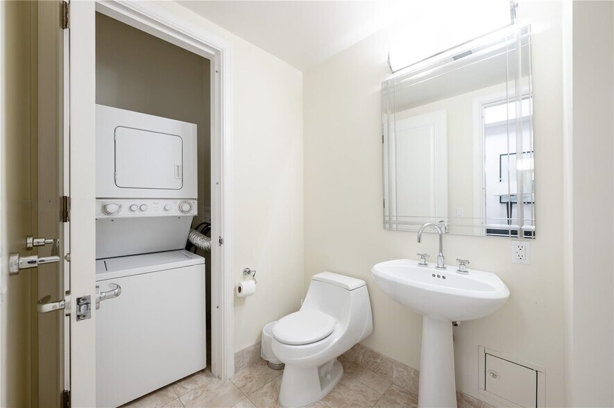 Building Photo - 1435 Brickell Ave