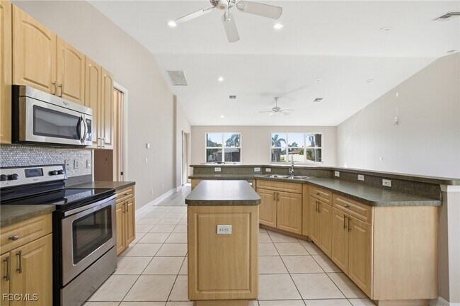 Building Photo - 1012 SE 5th Terrace