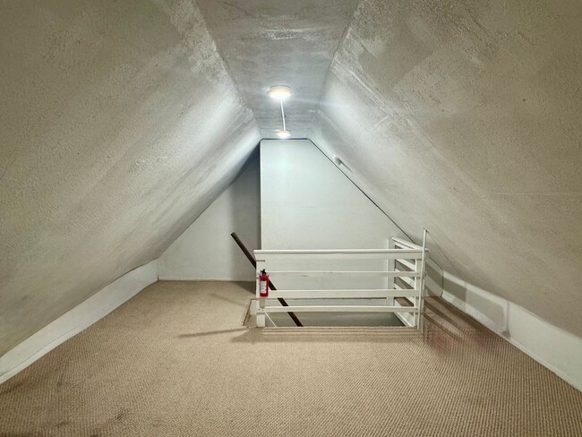 Building Photo - 5 Bed/ 2 Bath on Fairview mins. from UC Campus Only $575/pp ($2,875/mo) + Free Wifi! AND a $250 s...
