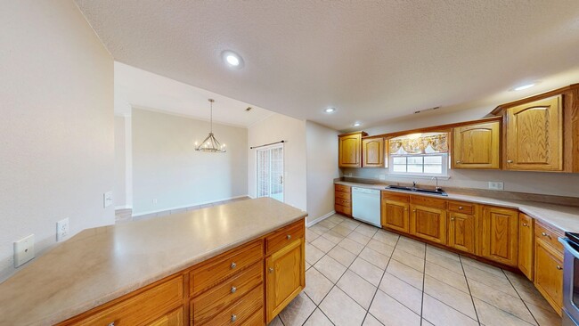 Building Photo - 5005 David Dr