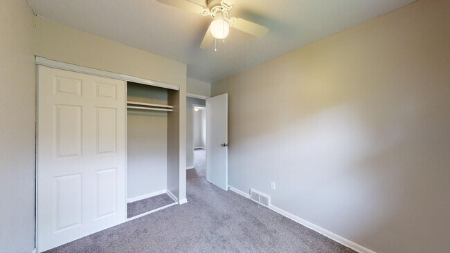 Building Photo - 3 Bedroom/1 bathroom renovated townhouse.