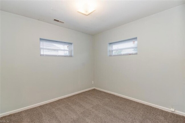 Building Photo - 1443 W 40th St