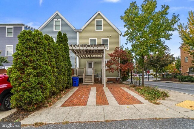 Building Photo - 620 N Bentz St