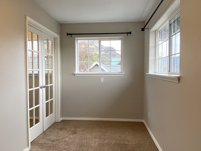 Building Photo - Quiet Duplex Overlooking the River