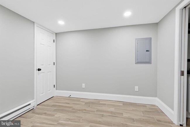 Building Photo - 4313 Teesdale St