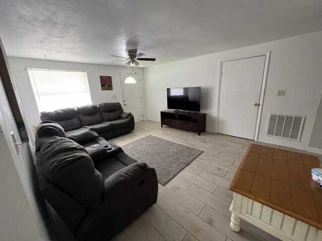 Building Photo - 404 Quail Roost Dr
