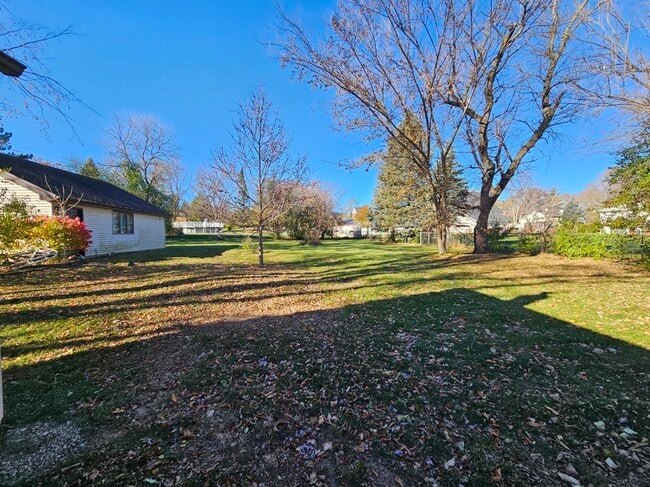 Building Photo - 1N670 River Dr