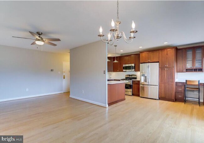 Building Photo - 4720 Chevy Chase Dr