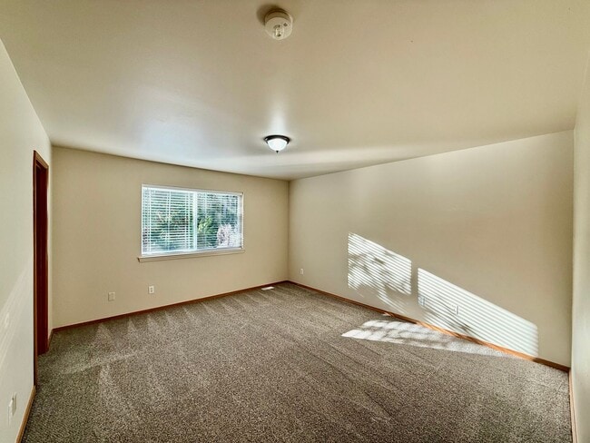 Building Photo - Charming 3 bed, 2.5 bath townhome located ...