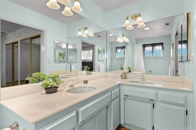 Building Photo - 3 bedroom, 3 bath home in the heart of San...