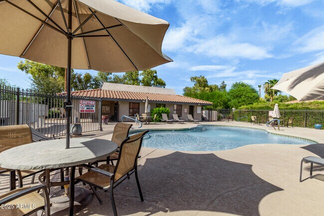 Building Photo - 1402 E Guadalupe Rd