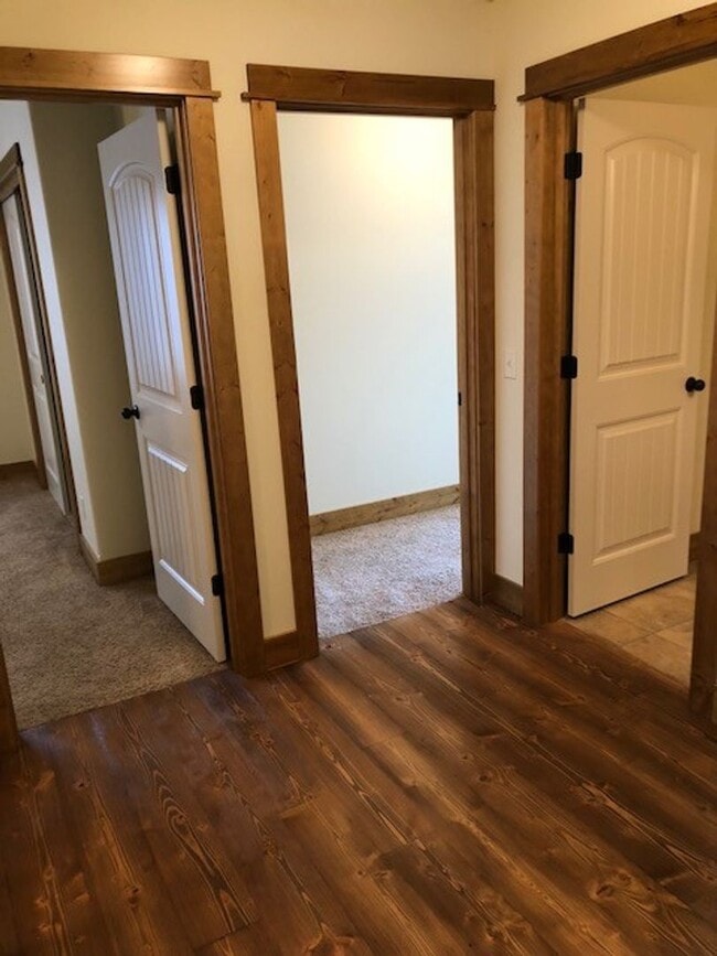 Building Photo - Comfortable Living in the Heart of Valley ...