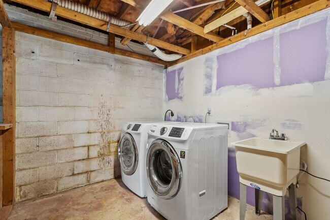 Building Photo - Charming 3 Bed, 2 Bath on Ward Street, Close to Universities