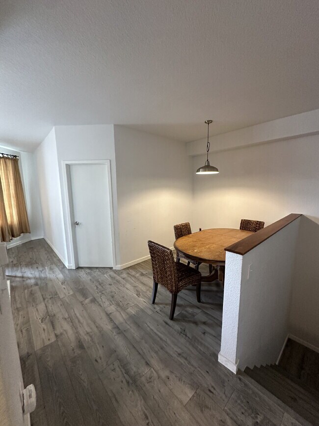 Building Photo - Now Available! Private room in 3 bed / 2 bath condo