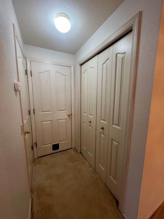 Building Photo - 2-bedroom 1-bathroom duplex in Thurston