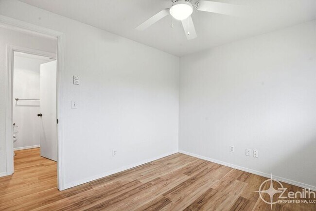 Building Photo - 13801 NE 40th St