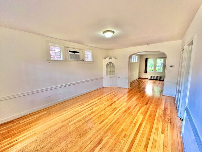 Building Photo - Spacious 6 bedroom 3.5 bath Tudor Townhouse w/Deck close to Georgetown University & Hospital