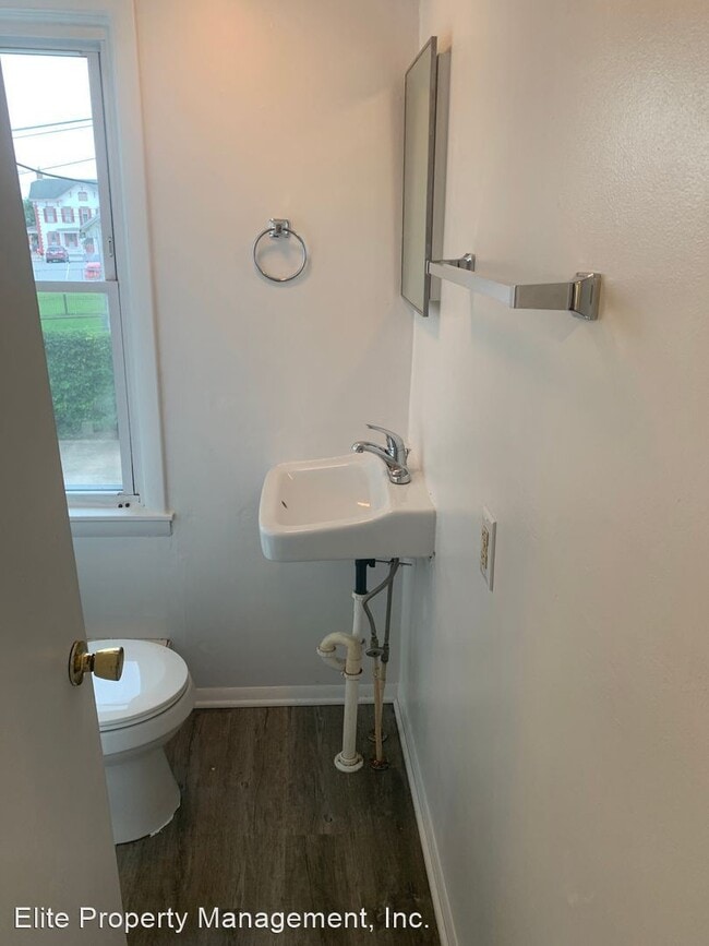 Building Photo - 2 br, 1 bath House - 12 N. Main St., Apt. D