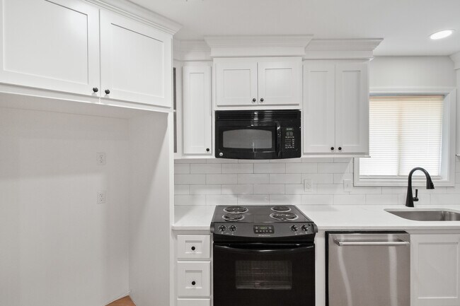 Building Photo - 1027 Tanglewood Dr