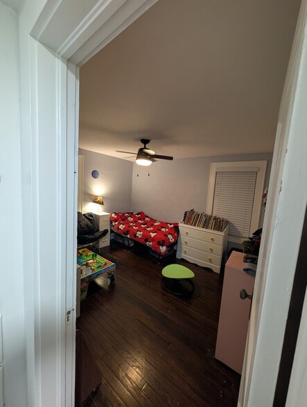 bedroom 2 - 353 N Chestnut St