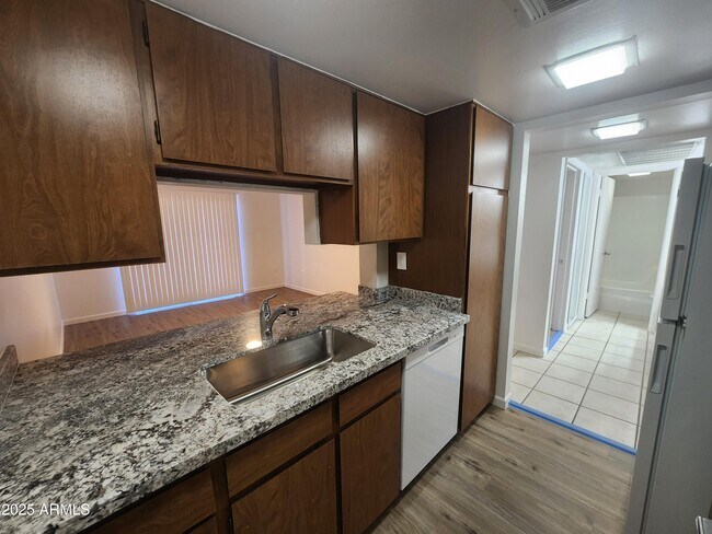 Building Photo - 3033 E Devonshire Ave