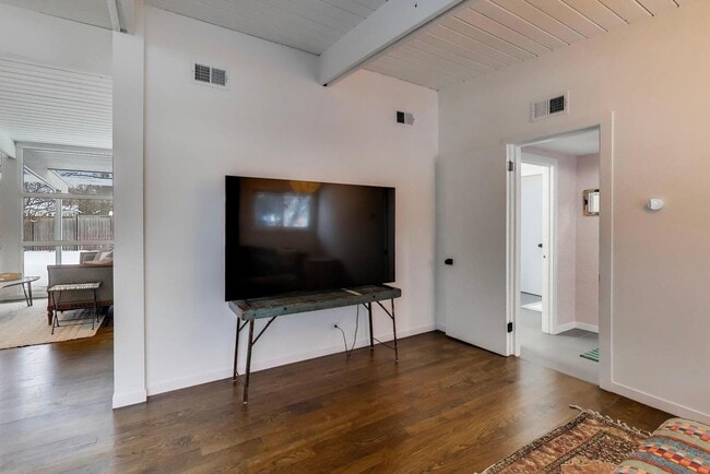 Building Photo - 2649 Crawford Ave