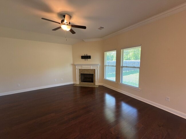 Building Photo - 3-Bedroom Home with Central AC, Gas Fireplace & Spacious Backyard