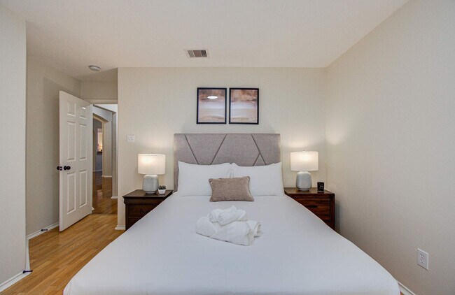 Building Photo - 7211 Crescent Mills Dr