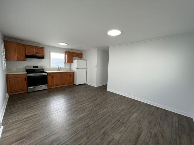 Building Photo - 3046C Harding Ave