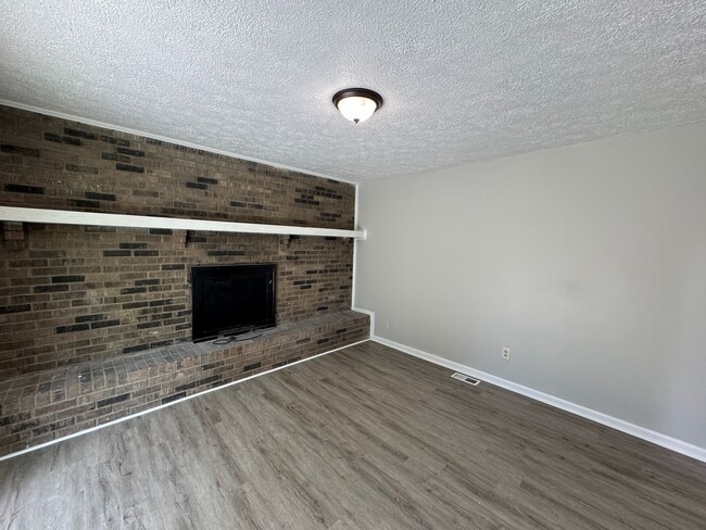 Building Photo - Far Eastside Large 3 Bedroom 1.5 Bath