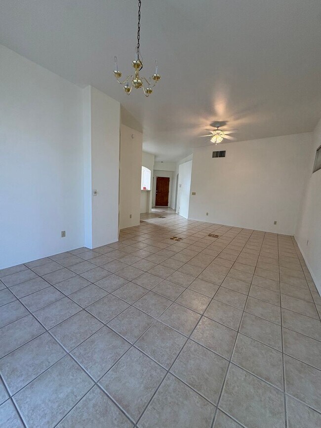 Building Photo - Well Maintained Home in  East Side Gated Community- 3Bd-A/C-Community Pools !!