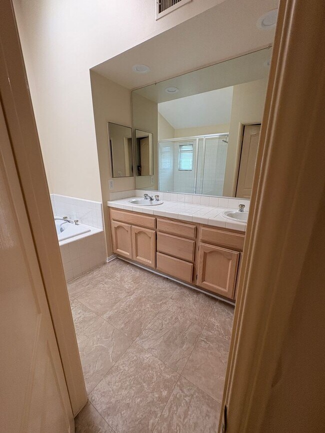 Building Photo - Beautiful Single-Story 3 Bedroom, 2 bath Home with Solar in Desirable East Highlands Ranch!