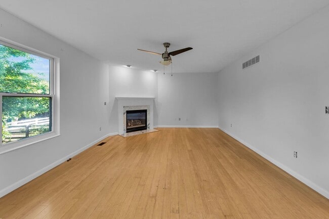 Building Photo - Lebanon- Beautiful 3 bed 2.5 bath home