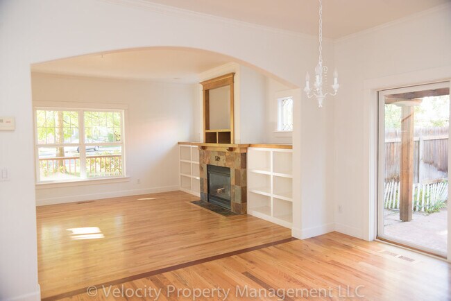 Building Photo - Urban Farmhouse! Lovely 4 Bedroom Eastside Home.