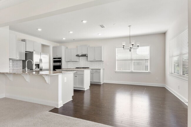 Building Photo - 797 Ravensdowne-