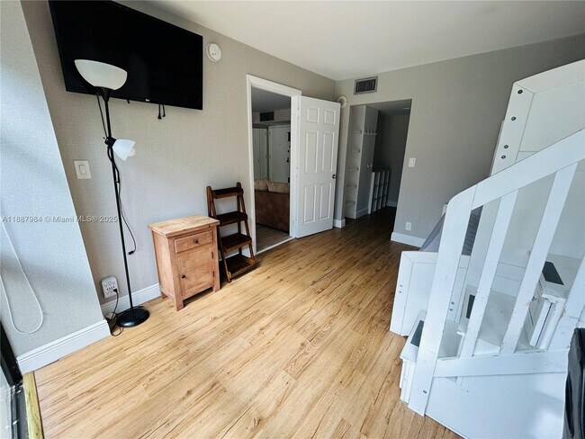 Building Photo - 17021 N Bay Rd