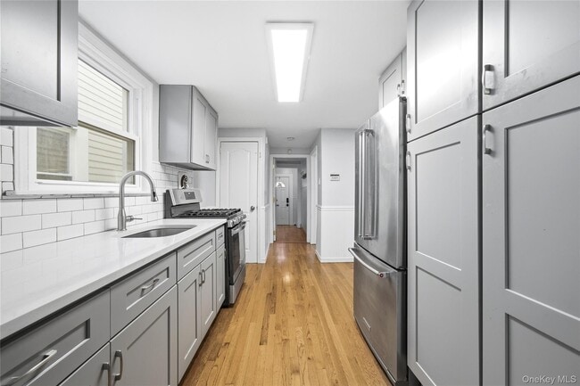 Building Photo - 100 School St