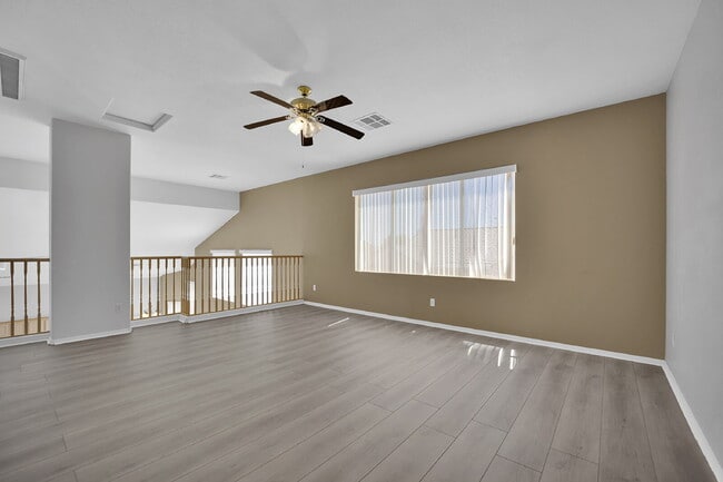 Building Photo - Spacious 4-bedroom, 3-car garage home feat...
