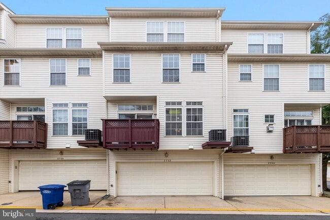 Building Photo - 2752 Manhattan Pl