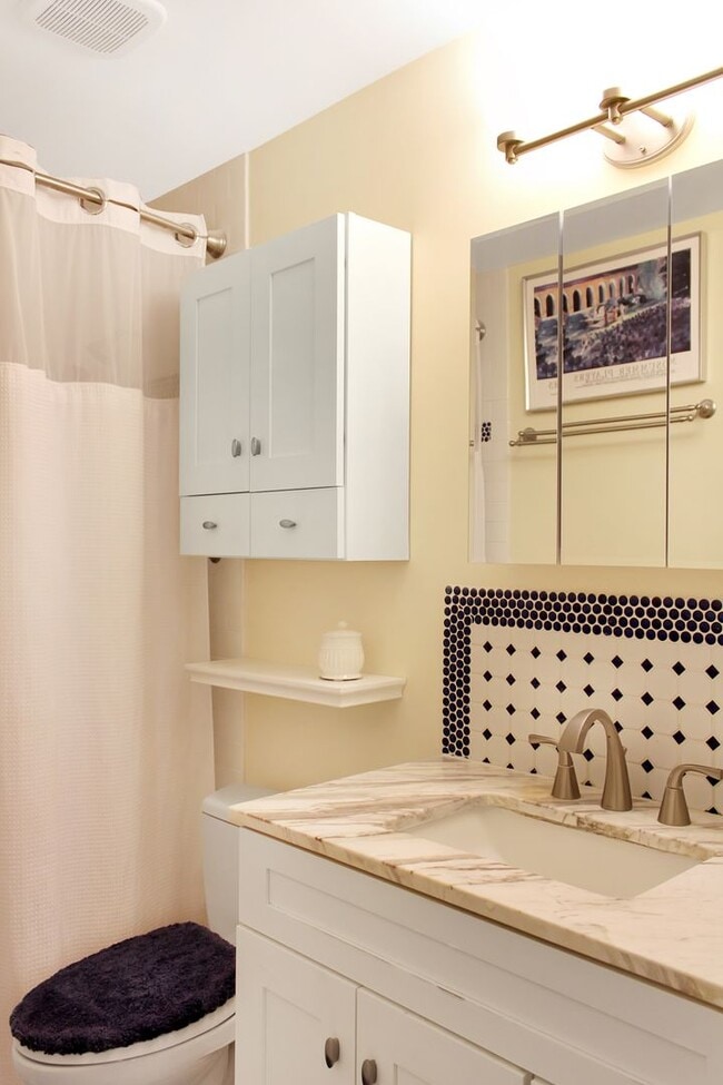 Building Photo - Furnished 2-bedroom / 1-bath