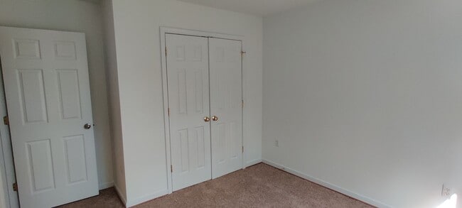 Building Photo - 3 bedroom home with covered porch and rear...