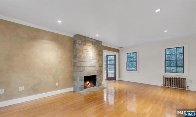Building Photo - 278 Maple St