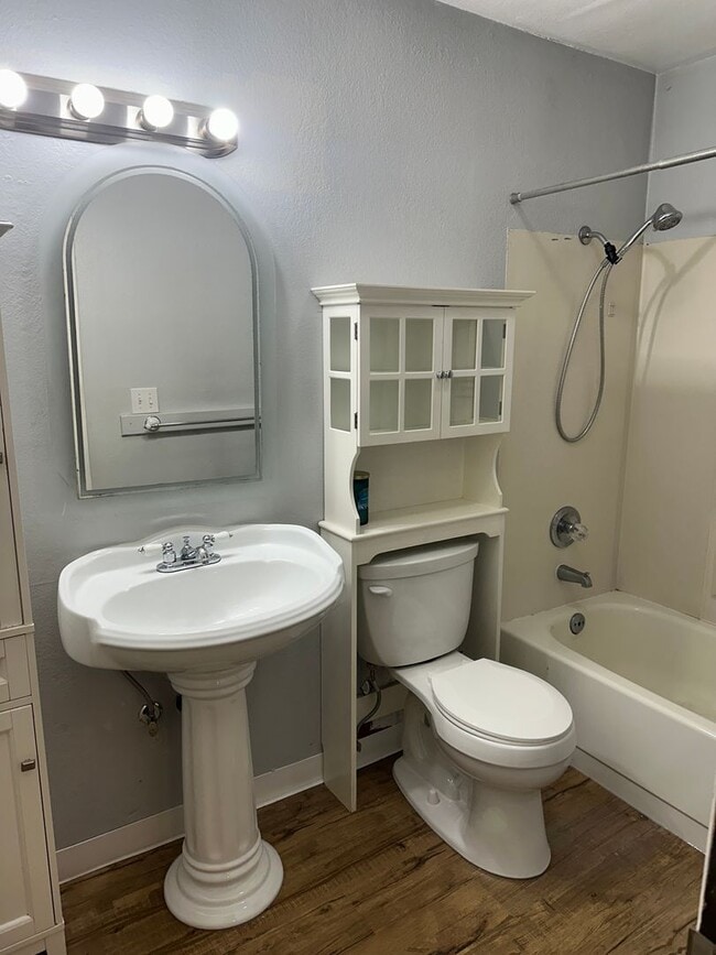 Building Photo - 1 BR/1 B near shopping center, UMED, and the Military base JBER.