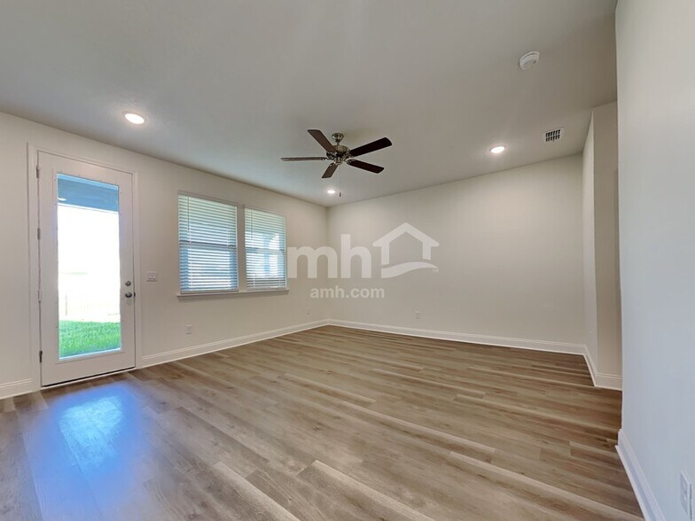 Building Photo - 11614 Hillside Dr