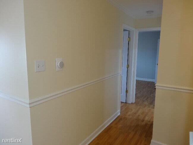 Building Photo - 2 br, 1 bath Condo - 670 Marilyn Ave