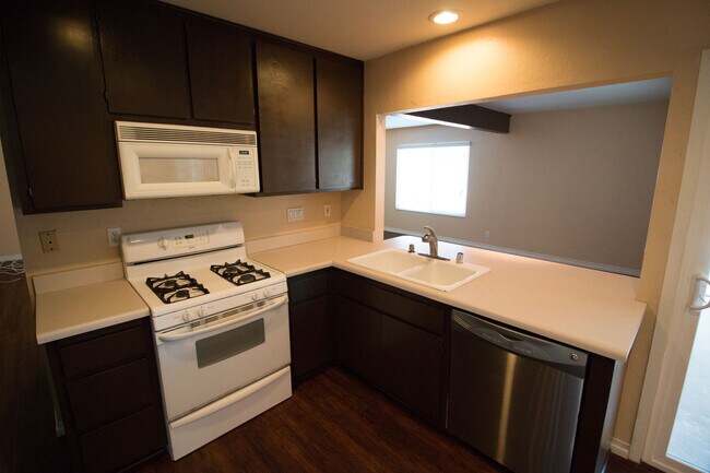Building Photo - Spacious 4 Bed / 2 Bath Pool Home in Prime Corona Location!