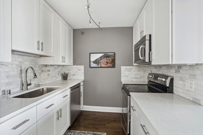 Building Photo - 345 N La Salle Dr